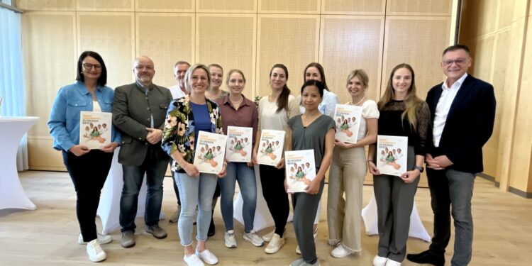 12 GipsassistentInnen freuen sich über erfolgreichen Abschluss