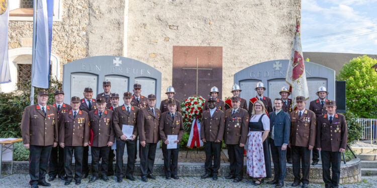 Florianifeier der Ohlsdorfer Feuerwehren–Fahrzeugsegnung und hohe Auszeichnungen für verdiente Kommandomitglieder