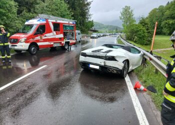 Sportwagen kam von Fahrbahn ab