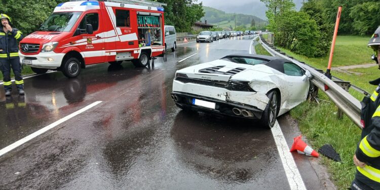 Sportwagen kam von Fahrbahn ab