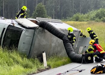 Explosionsgefahr: Alkolenkerin kam mit Hendlgriller von Straße ab