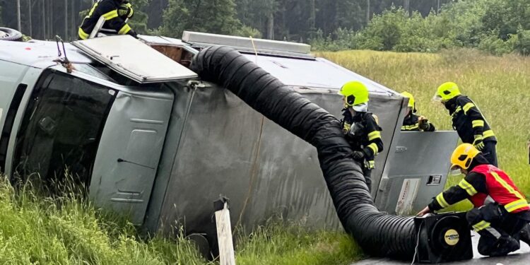 Explosionsgefahr: Alkolenkerin kam mit Hendlgriller von Straße ab