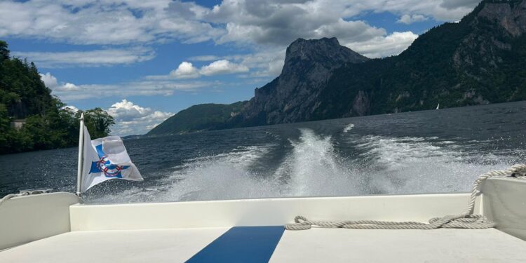 Herrenloses Boot am Traunsee