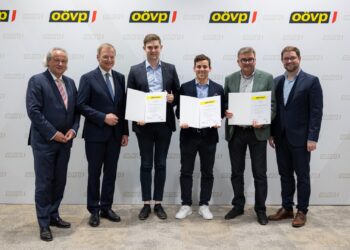 Landeshauptmann Thomas Stelzer verlieh Zertifikat für OÖVP-Lehrgänge