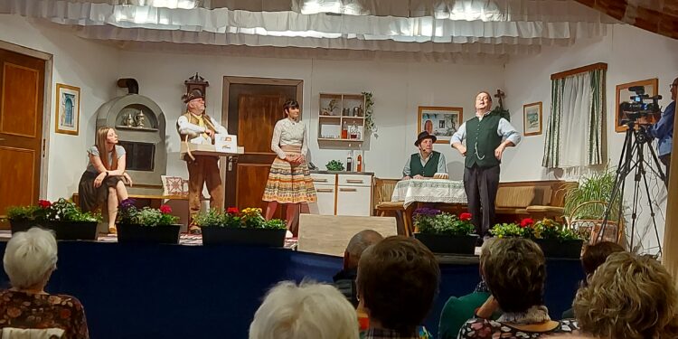 Ebenseer PV verbringt humorvollen Theaterabend