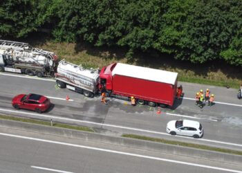 Schwerer LKW-Auffahrunfall auf Westautobahn bei Seewalchen