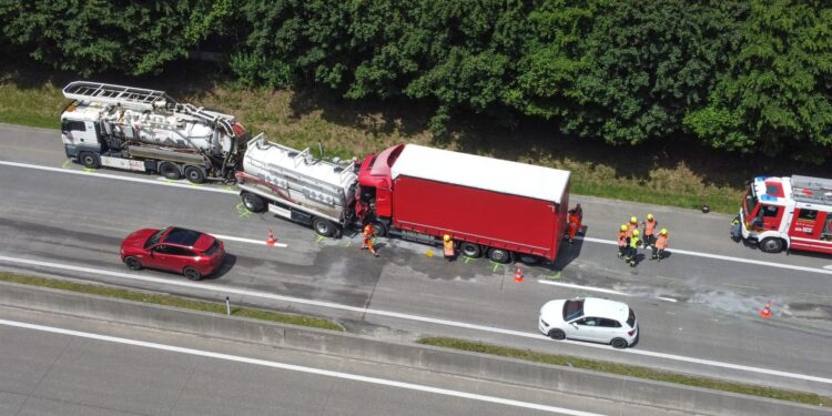 Schwerer LKW-Auffahrunfall auf Westautobahn bei Seewalchen