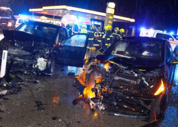 Schwerer Verkehrsunfall während heftigem Unwetter mit 5 Verletzten