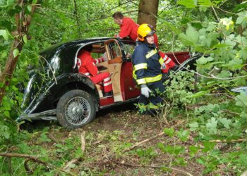 Mit Oldtimer in Wald gestürzt