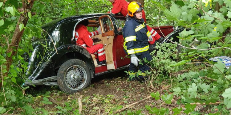 Mit Oldtimer in Wald gestürzt