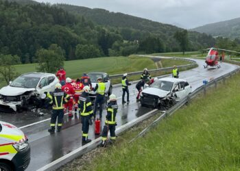 Verkehrsunfall mit drei Verletzten in Gschwandt