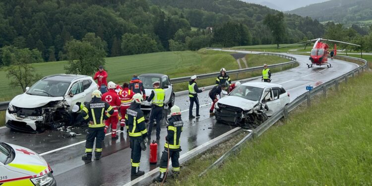 Verkehrsunfall mit drei Verletzten in Gschwandt