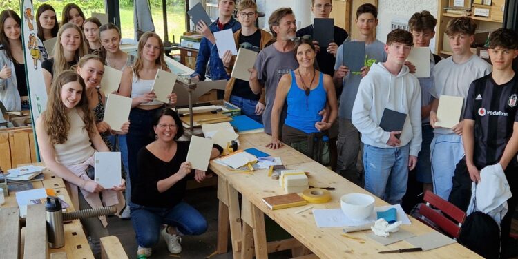 Buchbinden will gelernt sein – SCALA Salzkammergut meets Gymnasium Bad Ischl