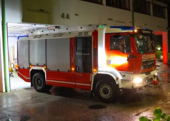 Personenrettung: Feuerwehr mit Drehleiter im Stadtzentrum von Gmunden im Einsatz