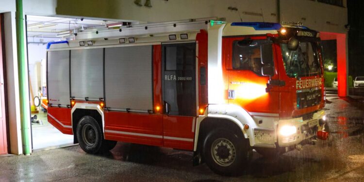 Personenrettung: Feuerwehr mit Drehleiter im Stadtzentrum von Gmunden im Einsatz