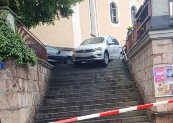 Ischler Kirchenstiege wird PKW-Lenker zum Verhängnis