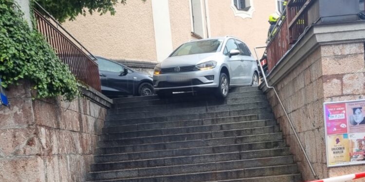 Ischler Kirchenstiege wird PKW-Lenker zum Verhängnis