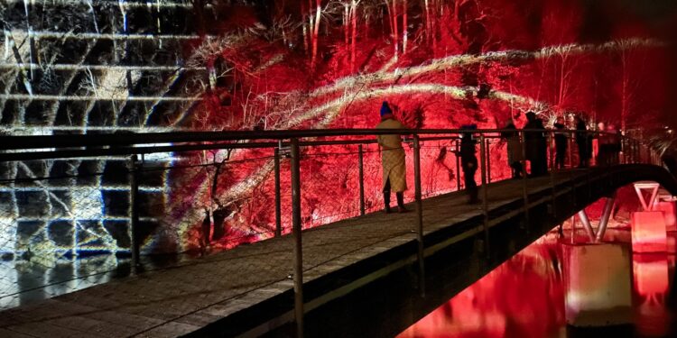Ortsspezifische Lichtkunst für Laakirchen
