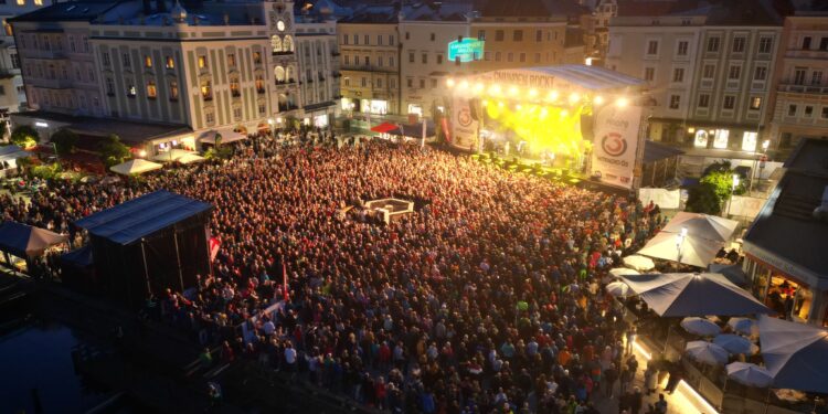 Wetterfeste Fans und eine tolle Stimmung beim „Gmunden rockt“