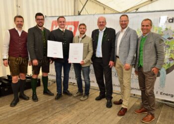 Über 2.000 Besucher feierten die Firma KFD (K.u.F. Drack) in Pettenbach