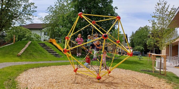 Neuer Kindergarten-Spielplatz sorgt für leuchtende Kinderaugen