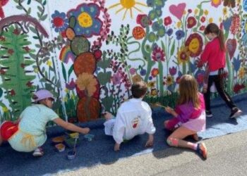 Pöndorfer Volksschüler gestalten neue Schulwand