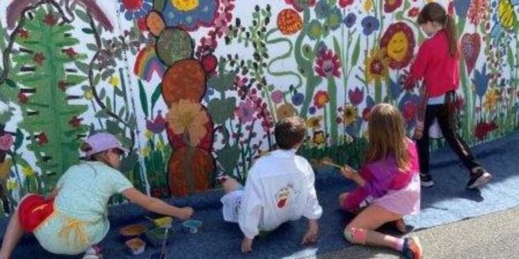 Pöndorfer Volksschüler gestalten neue Schulwand