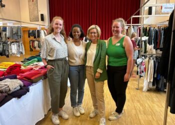 Junge Frauen spenden gegen Gewalt an Frauen