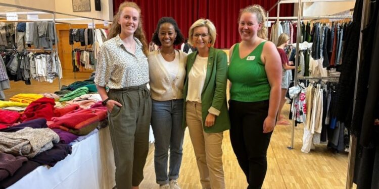 Junge Frauen spenden gegen Gewalt an Frauen