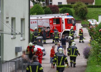 Drei Verletzte bei Brand in einem Wohnzimmer eines Mehrparteienhauses in Laakirchen
