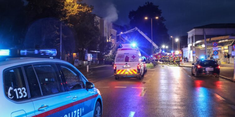 Ehemalige Vöcklabrucker Landesmusikschule in Flammen