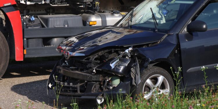 Auffahrunfall auf Gmundener Straße in Laakirchen fordert eine verletzte Person