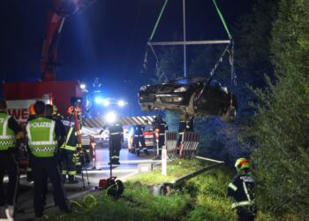 Mit Cabrio in Kreisverkehr von der Straße abgekommen