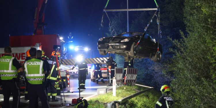 Mit Cabrio in Kreisverkehr von der Straße abgekommen