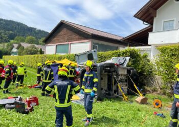 Schwerer Verkehrsunfall fordert die Rettungskräfte bei sengender Hitze