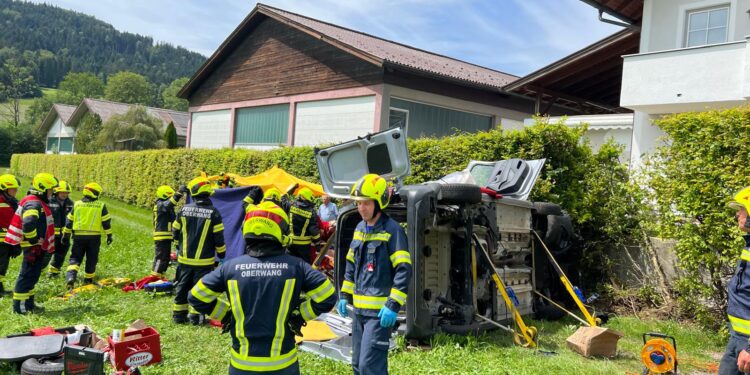 Schwerer Verkehrsunfall fordert die Rettungskräfte bei sengender Hitze