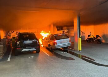 Autobrand in Tiefgarage eines Mehrparteienwohnhauses