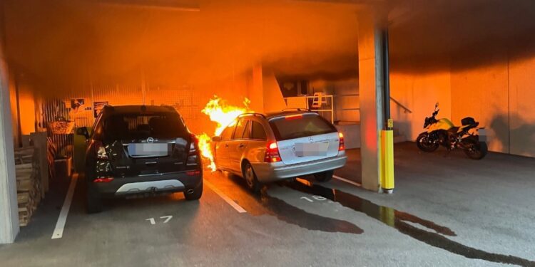 Autobrand in Tiefgarage eines Mehrparteienwohnhauses