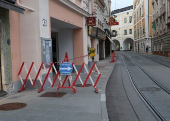 Straßensperre: Fassadenteile auf Straße in Gmunden gestürzt