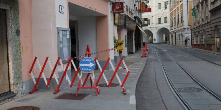 Straßensperre: Fassadenteile auf Straße in Gmunden gestürzt