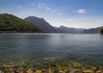 Nach einem Liter Vodka: 14-Jährige bewusstlos aus dem Traunsee gezogen
