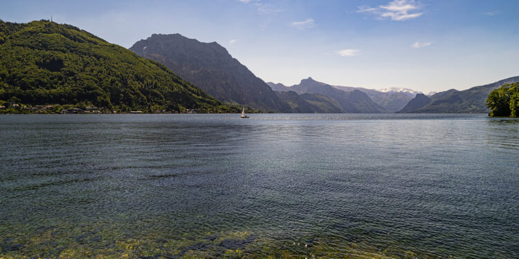Nach einem Liter Vodka: 14-Jährige bewusstlos aus dem Traunsee gezogen