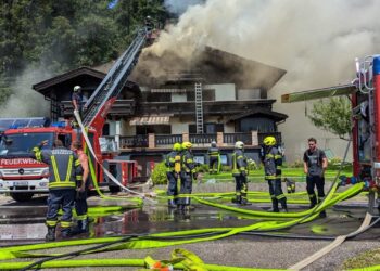 Großbrand in Mehrfamilienhaus in St. Wolfgang