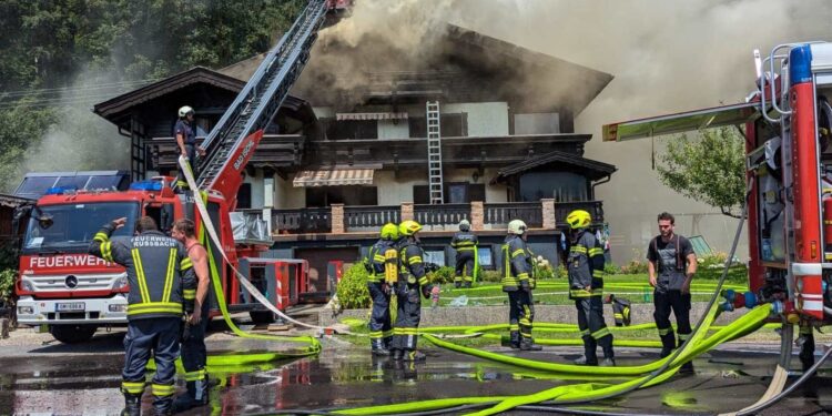 Großbrand in Mehrfamilienhaus in St. Wolfgang