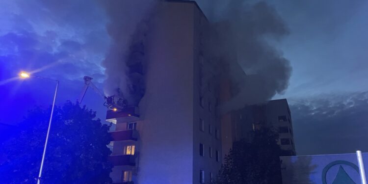 Brand in mehrstöckigem Gebäude in Vöcklabruck