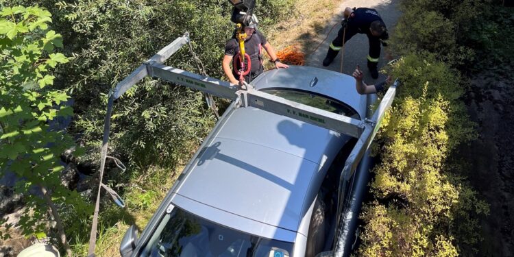 Auto steckte auf Radweg fest