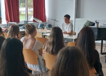 Matthias Gruber stellt seinen Debutroman am Gymnasium Bad Ischl vor