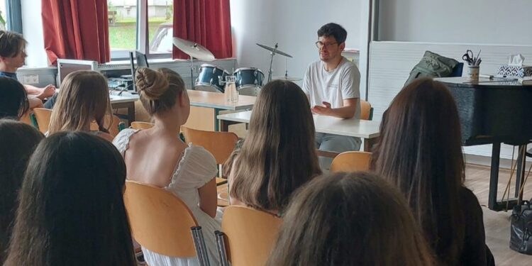 Matthias Gruber stellt seinen Debutroman am Gymnasium Bad Ischl vor