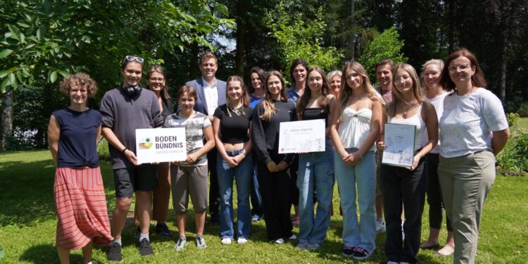 Bildung für Boden und Klima durch Gartenprojekte