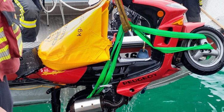 Moped im Wolfgangsee versenkt